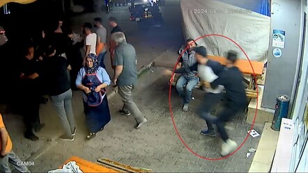 Savcı ve ailesine restoranda saldırı! 9 aylık bebekleri darbe aldı, gözaltılar var - ekonomi