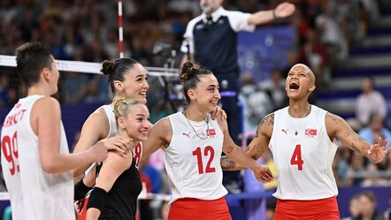 A Milli Kadın Voleybol Takımımız, Çin'i yenerek Paris'te yarı finale çıktı - spor
