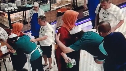Saniye saniye kamerada: Boğazına ekmek parçası kaçtı, arkadaşı hayatını kurtardı! - gundem
