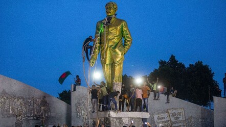 Bangladeş'te bir devir kapandı! Halk heykelleri yıkıyor - dunya