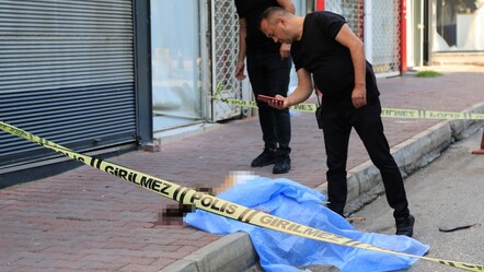Genç kadın kaldırımda ölü bulundu! Çatıda bulunan mektup kafaları karıştırdı - gundem