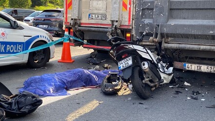Motosiklet, park halindeki kamyonetin altına girdi! Sürücü feci şekilde can verdi - gundem