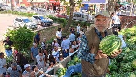 17 ton karpuzu ücretsiz dağıttı, herkesin midesi bayram etti - ekonomi