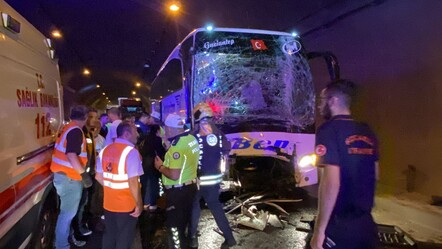 TEM Otoyolu'nda tır, otomobil ve 2 otobüs birbirine girdi: 15 yaralı - gundem
