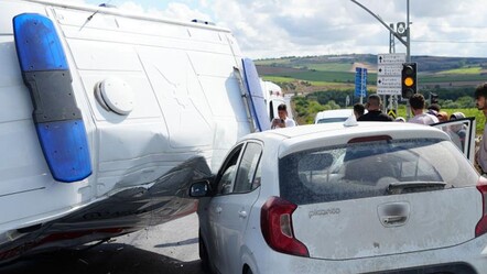 İstanbul’da ambulans otomobilin üzerine devrildi! Şans eseri ölen ya da yaralanan olmadı - ekonomi