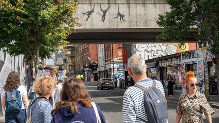 Üç günde üç eser! Banksy köprüde maymun oynatıyor - kultur-sanat