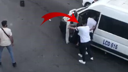 Yol verme kavgası dehşeti! Servis şoförüne tekme ve yumruklarla saldırdılar - gundem
