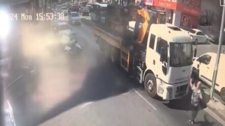 Maltepe'de yolun karşısına geçmek isteyen çocuğa vinç aracı çarptı! O anlar kameralara yansıdı - gundem