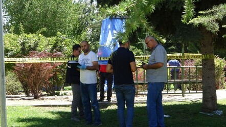 Kendini parkın ortasına astı! Korku dolu anlar - Gündem