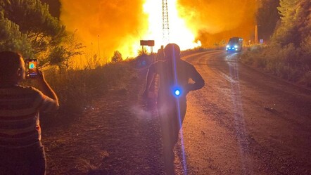 Yangın etraflarını sardı! Gazeteciler ve gönüllüler alevlerden son anda kurtuldu - gundem
