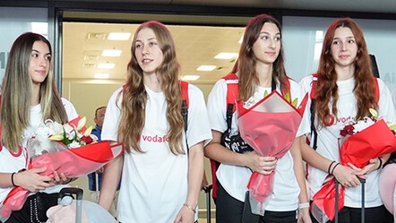 Avrupa şampiyonu 20 Yaş Altı Kadın Milli Voleybol Takımı yurda döndü! Çiçeklerle karşılandılar - haberler