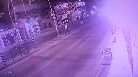 Sakarya'da kırmızı ışıkta yola çıkan yaya, motosiklet çarpmasıyla ölümden döndü - gundem