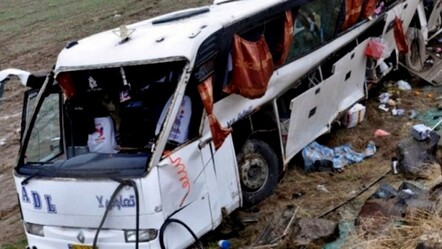 Erbain törenine gidenleri taşıyan otobüs devrildi, onlarca ölü ve yaralı var! - gundem