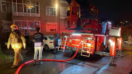 İstanbul'da yangın paniği! 4 katlı binada gece yarısı yandı - gundem