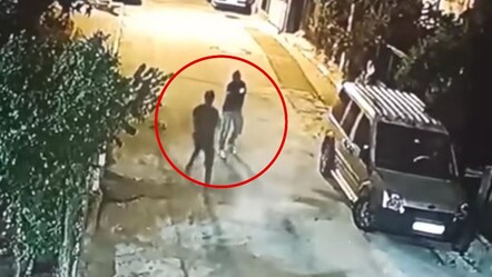 Adana’da evinden çıkarken silahla vurulan adam kamerada - gundem