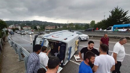 Ambulans kaygan yolda kontrolden çıktı! Devrilen araçta 4 kişi yaralandı - gundem