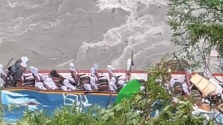 Nepal'de yolcu otobüsünün nehre düşmesiyle onlarca kişi öldü - dunya