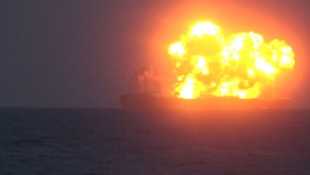 Yunan gemisi böyle vuruldu! Husiler'in saldırısı sonrası Kızıldeniz'de alevler yükseldi - dunya