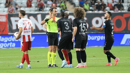 Antalyaspor-Hatayspor maçının hakemi Atilla Karaoğlan'a saldırı! 