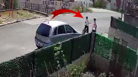 Görenlerin kanı dondu! Oğluyla kavga eden 12 yaşındaki çocuğu böyle ezdi - gundem