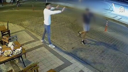 Sokak ortasında dehşet! Gözü dönen taksici polisin yanında esnafı vurdu - dunya