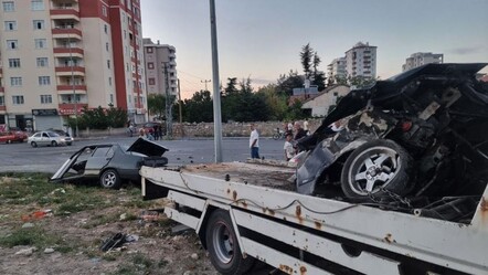 Kayseri'de trafik kazası yapan Tofaş ortadan ikiye bölündü - gundem