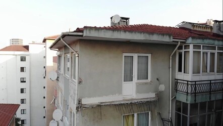 Kartal'da apartmanın balkonu çöktü! Komşular kaçtı o kaldı: İyi ki oldu - gundem