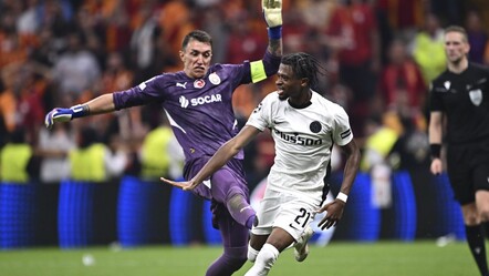 Rakip oyuncuya tekme atan Muslera, kırmızı kart gördü! - spor