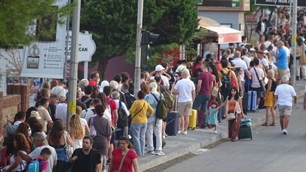 3 günlük tatili fırsat bilenler Midilli'ye kaçtı! Ayvalık'ta uzun kuyruklar oluştu... - ekonomi