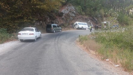 Antalya'da feci kaza... Kayaya çarpan minibüs devrildi! 3’ü çocuk 6 kişi yaralandı - gundem