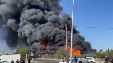 Azerbaycan'ın başkenti Bakü'de petrol tesisinde korkutan yangın - dunya