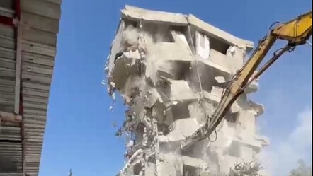 Hatay'da ki hasarlı bina iş makinesiyle yıkıldı - gundem