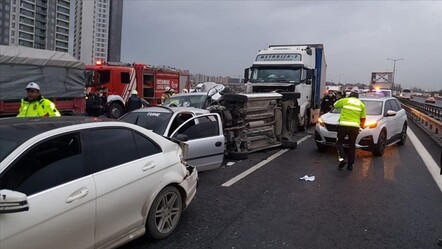 TEM Otoyolu'nda zincirleme kaza! Trafikte yoğunluk oluştu - gundem