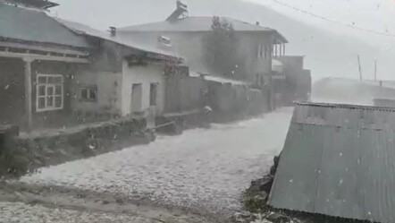 Ardahan'da sağanak yerini doluya bıraktı! Her yer bir anda beyaza büründü - yasam