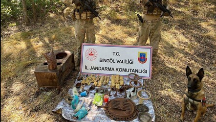 Teröristlerin 8 odalı inine baskın! Valilik ele geçirilenleri tek tek açıkladı - dunya