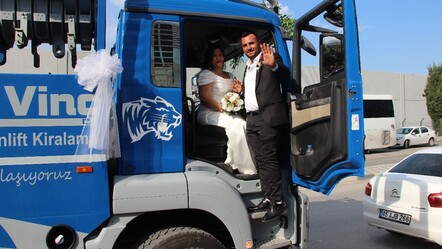 Manisa'da bir düğünde damat gelini vinçle aldı - gundem