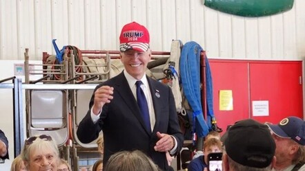 ABD bunu konuşuyor: Biden 'Trump' şapkası taktı! - dunya