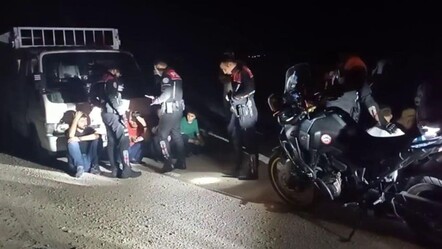 Çorum'da polisin çevirdiği araçtan cephanelik çıktı! Cezaevi firarisi kaçtı... - gundem