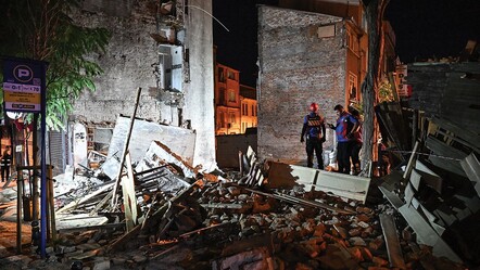 İstanbul Fatih'te 3 katlı bina çöktü, yoldan geçen kişi yaralandı - dunya