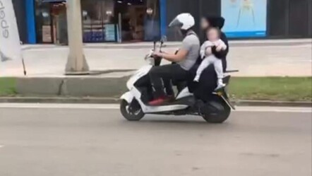 Bebeğinin hayatını hiçe saydı! Bursa'da motosiklet üstünde tehlikeli yolculuk - gundem