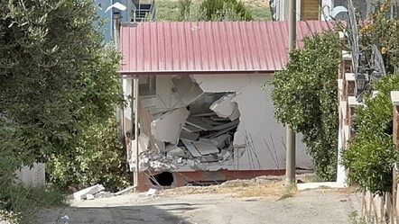 İlginç anlar! Evde otururken kamyon çarptı - gundem