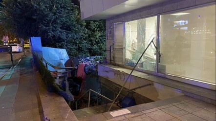 İstanbul'da bir otomobil bankaya daldı, yaralılar var! - gundem