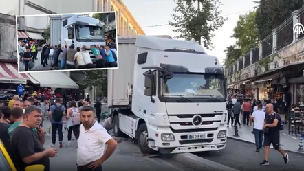 İstanbul Fatih'te tır refüjü aşarak yolu kapattı! İtfaiye çaresiz kaldı, vatandaşlar çareyi böyle buldu - Gündem