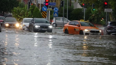 Adana'yı 'süper hücre' vurdu! Caddeler göle döndü - Gündem