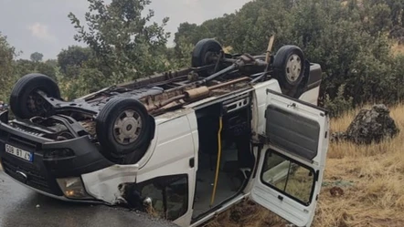 Kontrolden çıkan minibüs devrildi! 4'ü yabancı uyruklu, 7 kişi yaralandı - Gündem