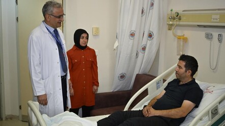 20 yıl önce kaybettiği duyma yetisine kafasına takılan implantla yeniden kavuştu - kultur-sanat