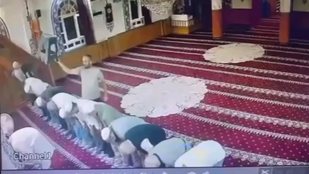 Namaz esnasında imama tabureli saldırı! - Gündem