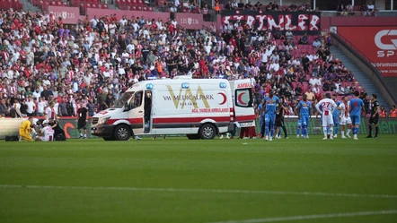 Her şey bir anda oldu, sahaya akın ettiler! Ünlü futbolcu hastaneye kaldırıldı - Spor