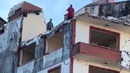 Rize'de pes dedirten anlar! Binada işçiler varken yıkıma devam ettiler - gundem