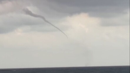 Antalya'da çıkan hortumlar tatilcileri şoke etti! Kimi kaydetti kimi de izleyip yüzmeye devam etti - haberler